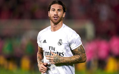 MK体育独家-克瓦拉茨赫利亚训练中指导年轻球员